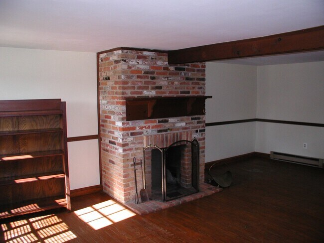 Building Photo - 3 bedroom – 1.5 Bath House