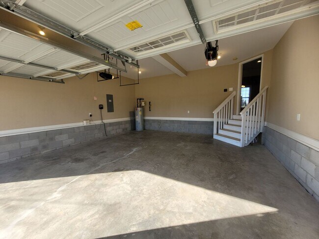 Building Photo - - Majestic 3 Bedroom 2.5 Bath + Bonus Room...