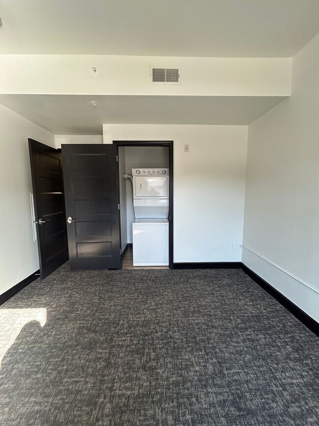 Building Photo - Luxury Downtown Living | Spacious 1-Bedroom 1-Bathroom Loft