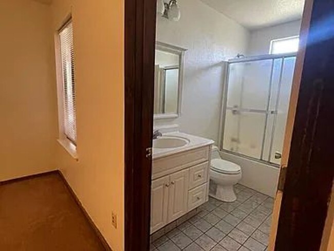 Building Photo - Very large 3 bedroom home with spacious li...