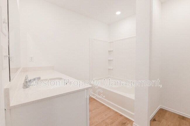 Building Photo - 5901 Bradford Pear Ln