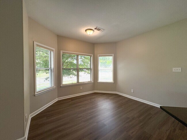 Building Photo - 4 bed, 3 bath in Bartlett with a BONUS room