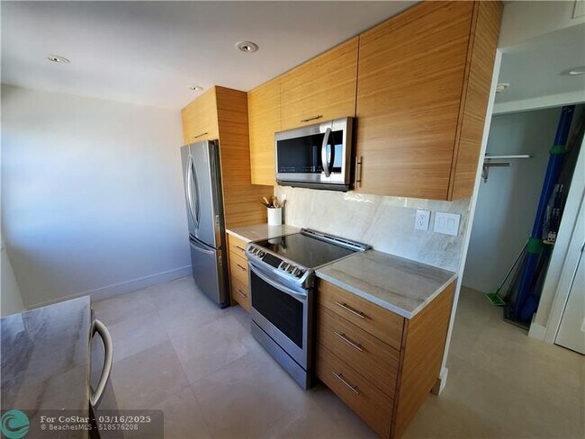 Building Photo - 1401 N Riverside Dr