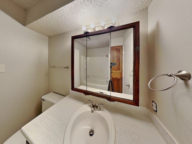 Building Photo - 934 Southmoor Dr