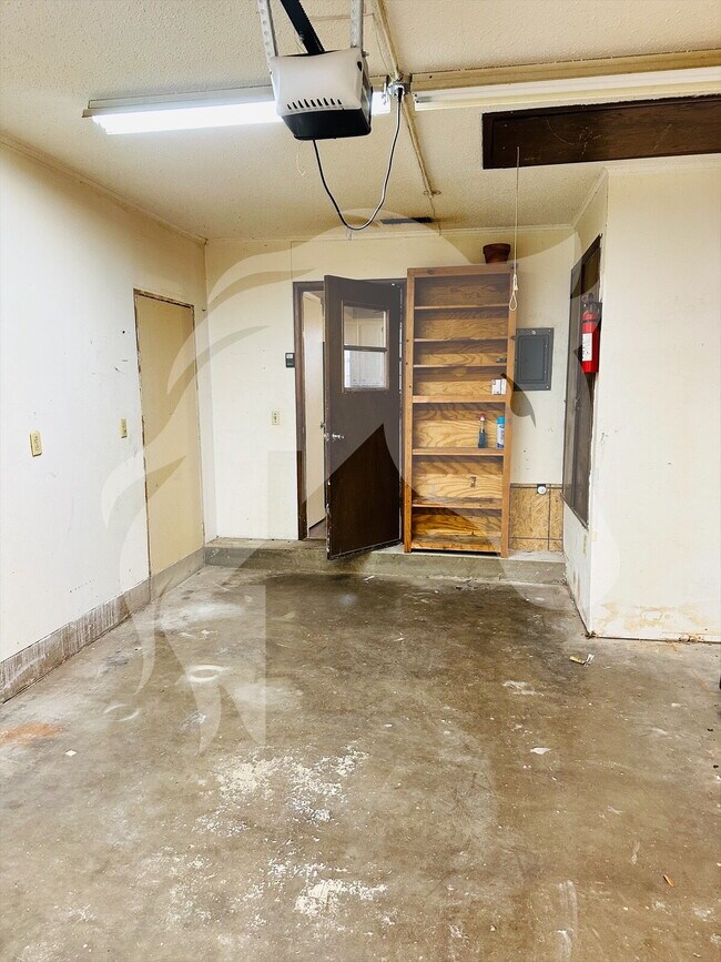 Building Photo - 2718 W Elm Ave