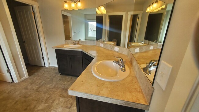 Building Photo - Beautiful Newer Puyallup Home You Will Not...