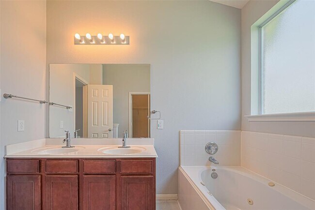 Building Photo - 2502 Oakthorn Ct