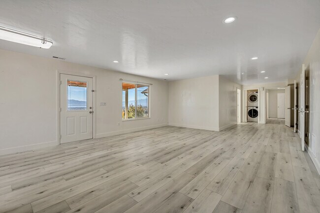 Building Photo - 8913 N Pine Hollow Dr