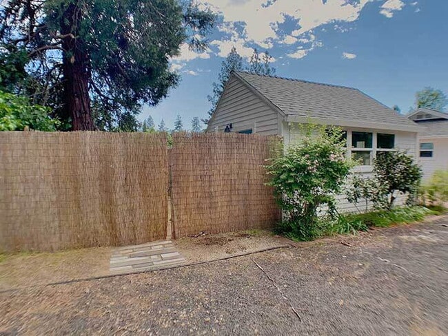 Building Photo - Immaculate studio cottage in the heart of ...