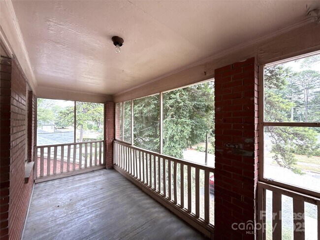 Building Photo - 2729 Bancroft St