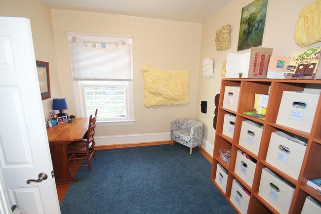 Building Photo - NICELY MAINTAINED 4 BED QUEENE ANNE HOME FOR RENT W GARAGE!