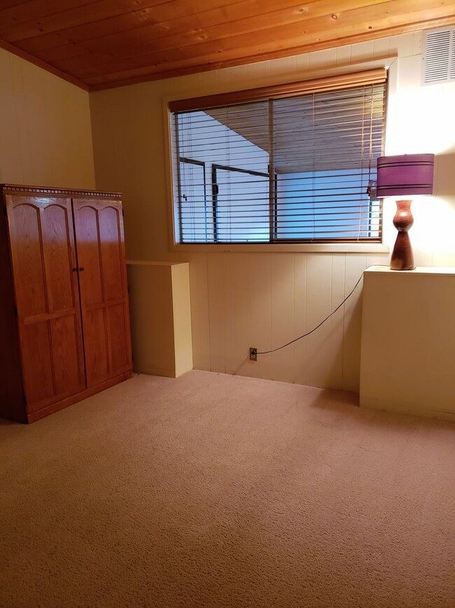 Building Photo - Mostly Furnished Bishop home with large living, dining space and a sun room.