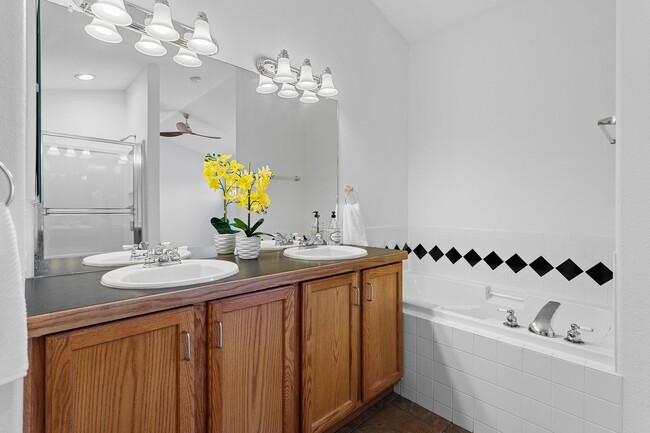 Building Photo - Recently Updated 3 Bedroom 2 Bath Home - Broomfield!