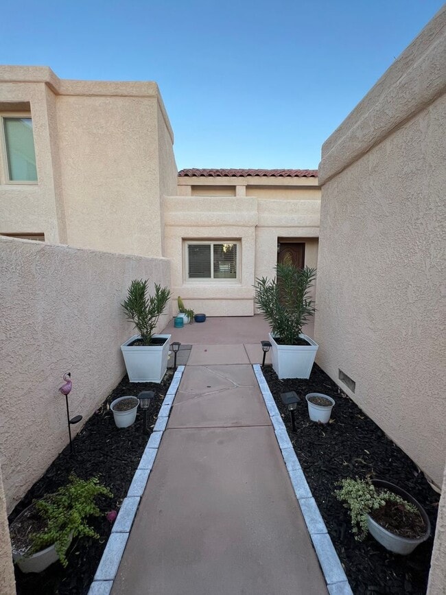 Building Photo - 10367 S Del Rey Dr