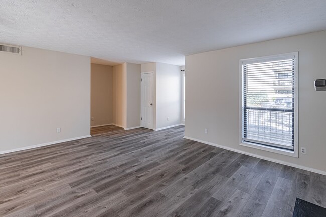 Building Photo - Renovated 2 bedroom Condo in gated Roswell...