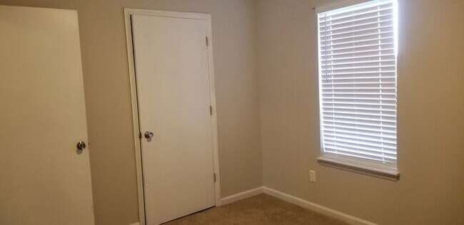 Building Photo - SPECIAL, HALF OFF FIRST MONTHS RENT!