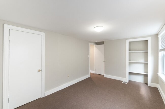 Building Photo - Three Bedroom Home in Graduate Hospital