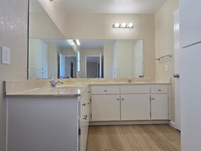 Building Photo - Spacious 2-Story Townhome, 2122 Sq Ft, End...