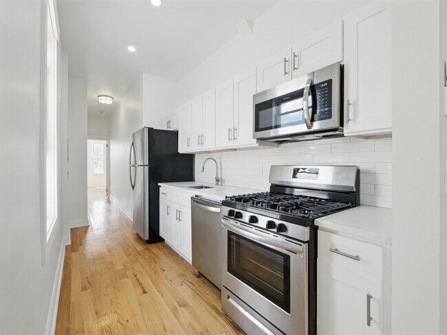 Building Photo - 18 Poplar St