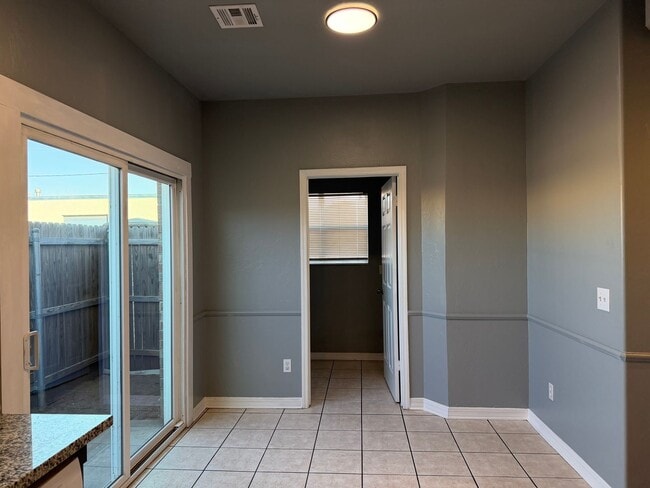 Building Photo - 3 bedroom 1.5 bath townhome - Bethany Schools