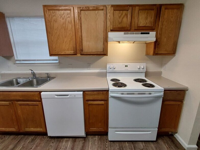 Building Photo - 15143 Deer Creek Dr