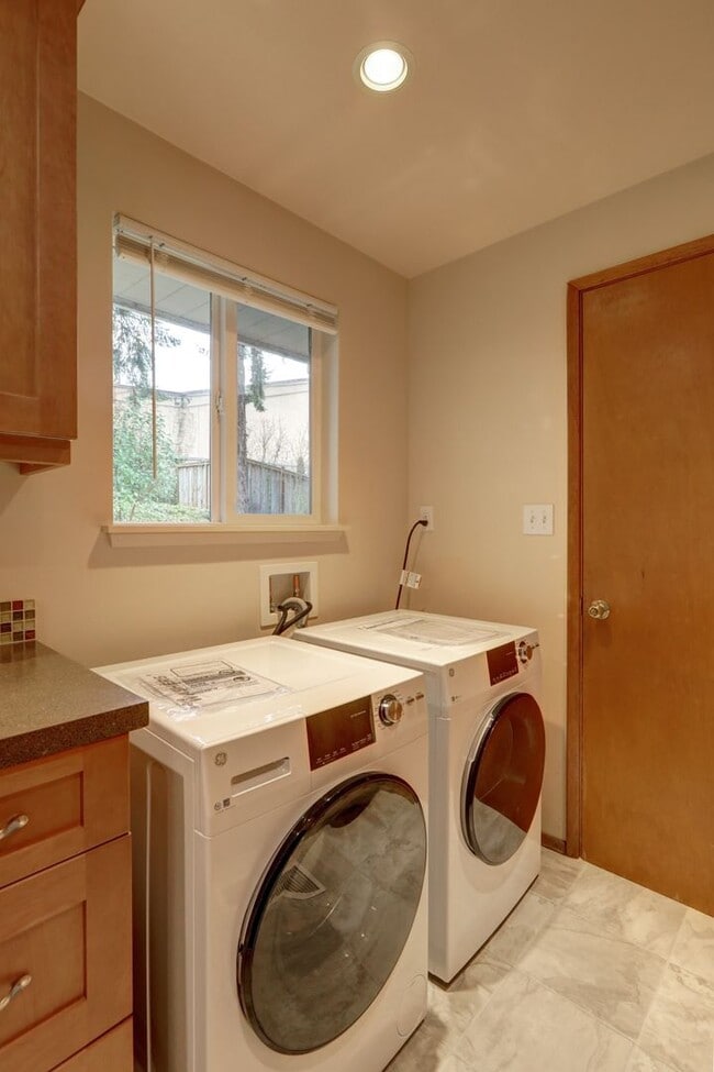 Building Photo - Charming Rambler Available in Perfect Newcastle Location - Move-in Ready!