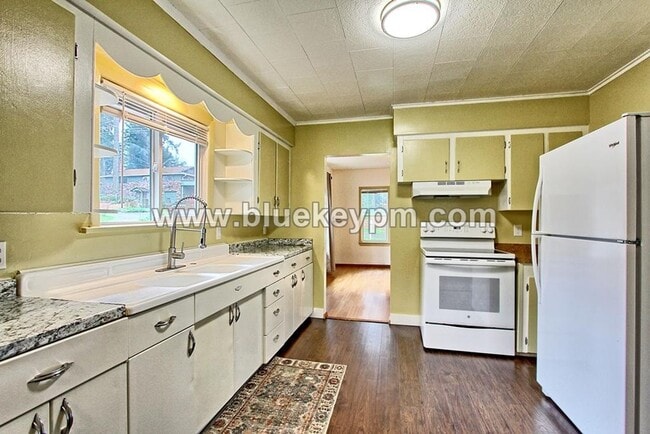 Building Photo - 2 Bed, 2 Bath Home with Large Yard Near Kiggins Bowl