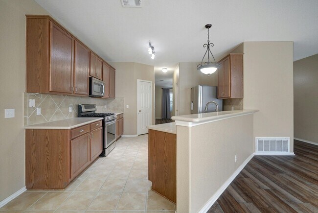 Building Photo - Spacious 4-Bedroom Gem with Office in Desi...