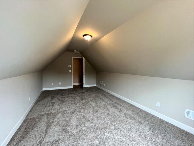 Building Photo - 100 Hawthorn Ln