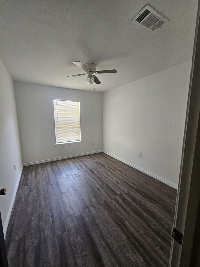 Building Photo - 409 E Kerr Ave
