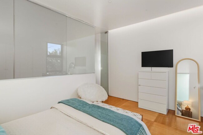 Building Photo - 1849 Fox Hills Dr