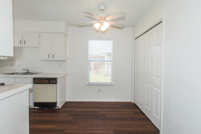 Building Photo - 6000 Tracy Lynn Ln