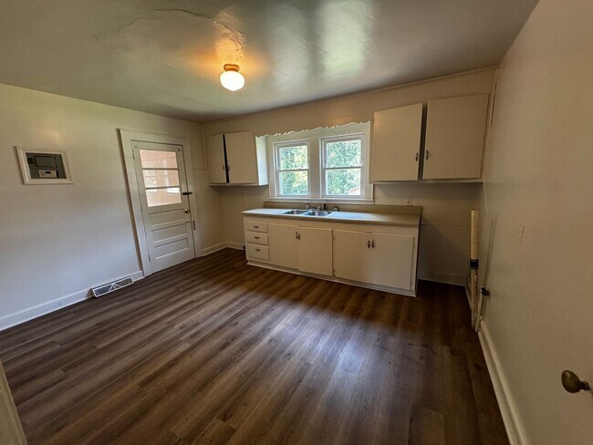 Building Photo - 816 Churchill Dr