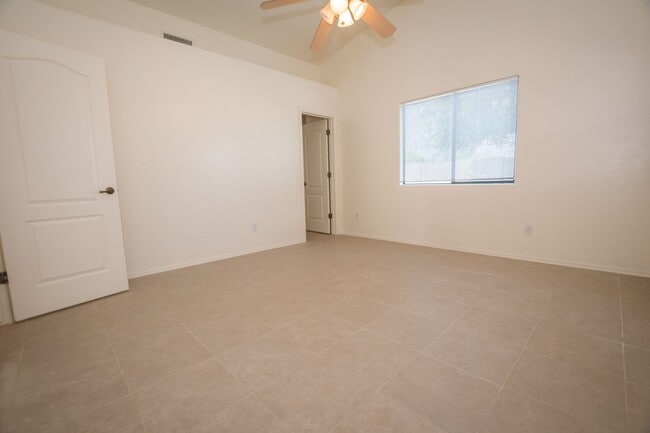 Building Photo - Charming 3-bedroom, 2-bathroom Home w/ 2 C...