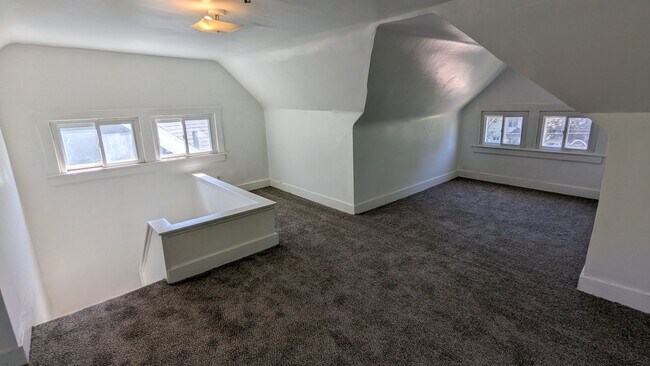 Building Photo - Spacious 4-bedroom, 1.5-bath home in Akron