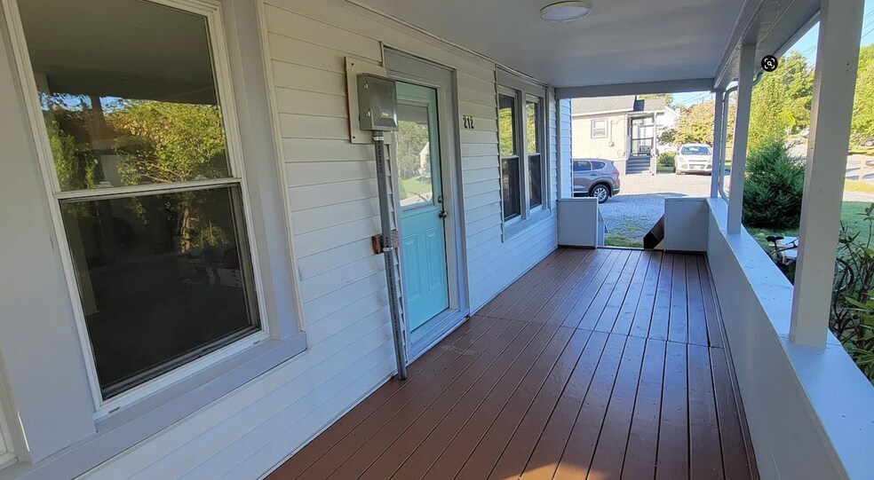 Front Porch 2 - 212 Summit St