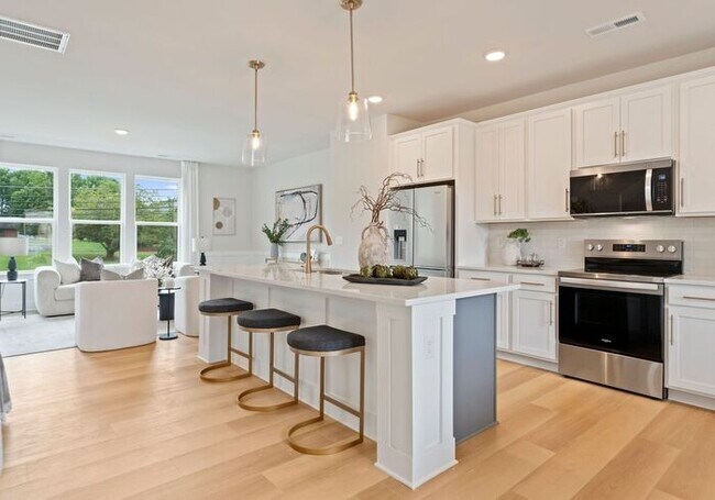 Building Photo - FREE RENT! Stunning 4 Bed | 3.5 Bath Luxur...