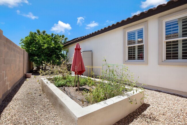 Building Photo - Charming Home with heated Pool & Spa! Amaz...