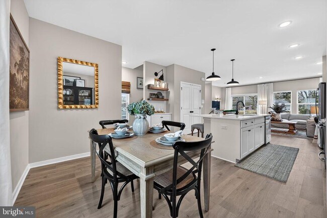 Building Photo - 44 Basswood St