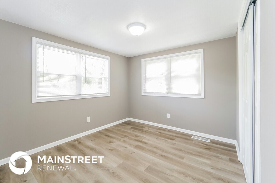 Building Photo - 300 E 164th Terrace