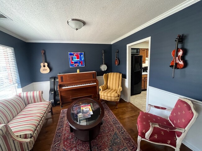 Building Photo - 406 Miner Dr