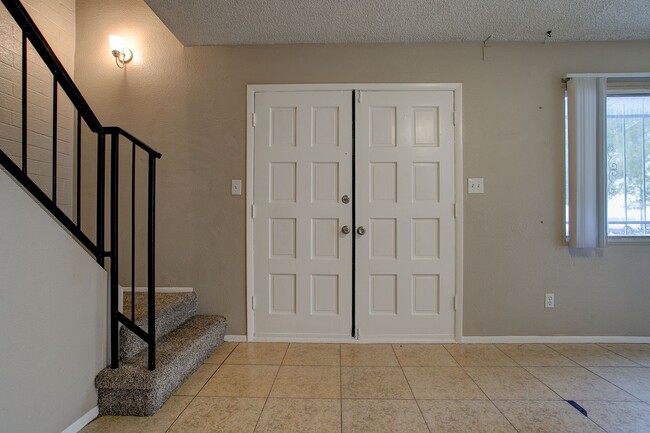 Building Photo - Wonderful Townhome centrally located.  Kit...