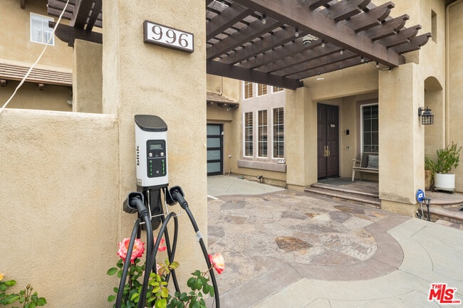 Building Photo - 996 N Antonio Cir