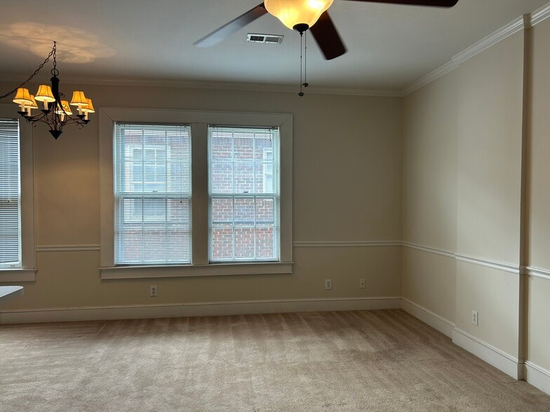 Building Photo - 102 S William St