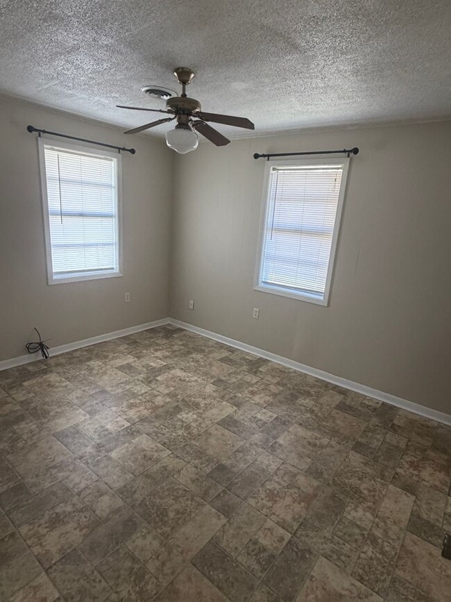 Building Photo - 3 Bedroom, 1.5 Bathroom, Brick Home with large yard, and garage