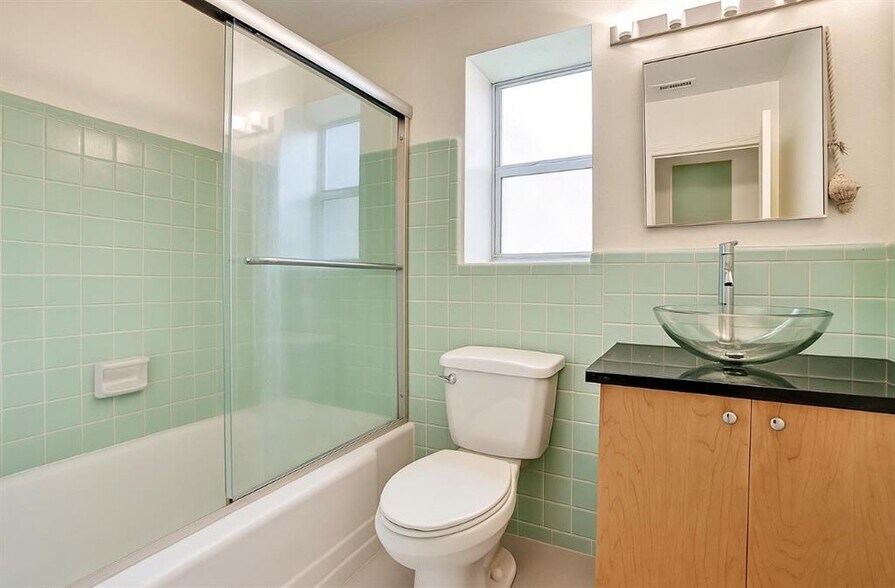 Building Photo - 717 NE 16th Ave