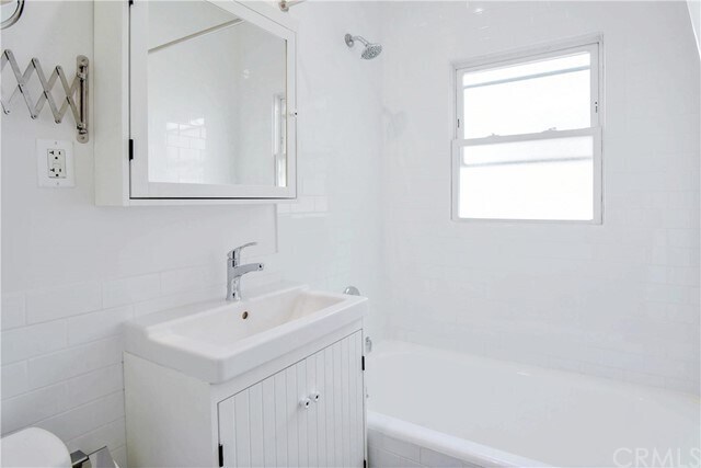 Building Photo - 121 S Elm Dr