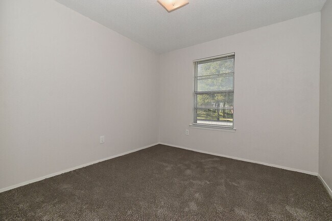 Building Photo - 1703 La Fontaine Ln