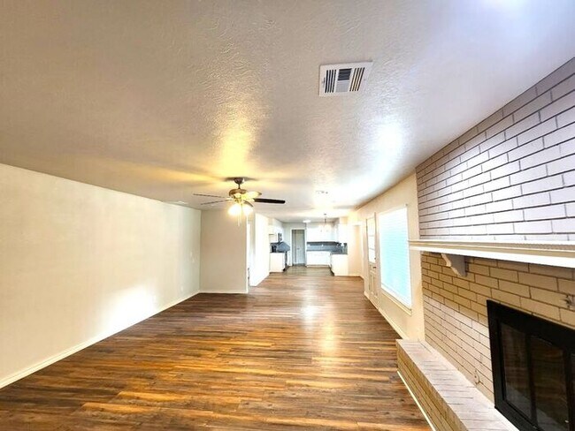 Building Photo - 4 Bed 2.5 Bath 2 Car Garage in Camelot Addition NW OKC