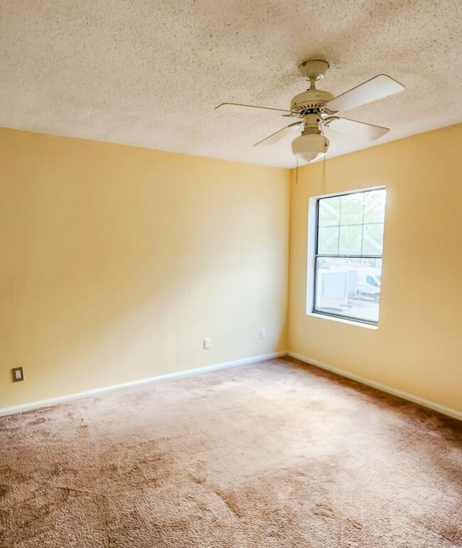 Building Photo - 486 Tamarack St